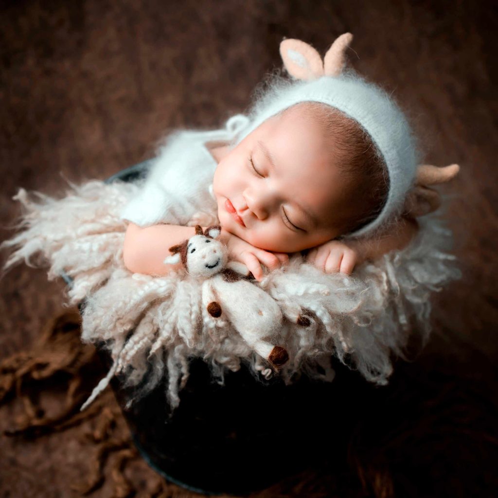 baby die slaap in een mand