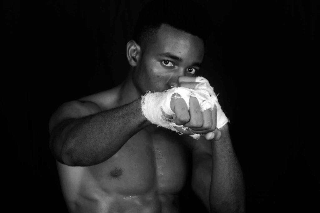 man met bokshandschoenen